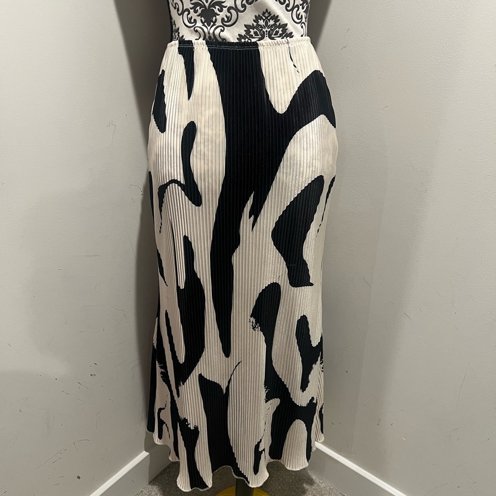 SHEIN Black and Cream Abstract Maxi Skirt - Picture 2 of 3